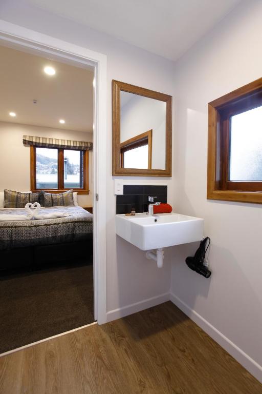 Postel nebo postele na pokoji v ubytování Pinewood Queenstown