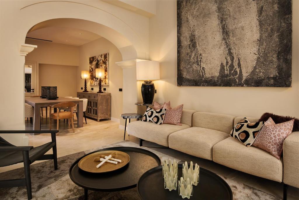 ein Wohnzimmer mit Sofa und Tisch in der Unterkunft Villa Cas Pilot Casa Mallorquina del Siglo XVIII NEW OPENING in Son Servera