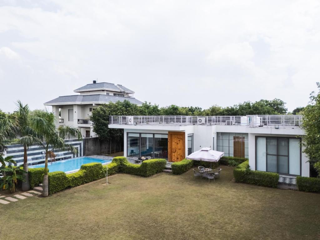 una casa con cortile e piscina di Villa Bonita- Luxury Farm Stay Jaipur a Jāmb