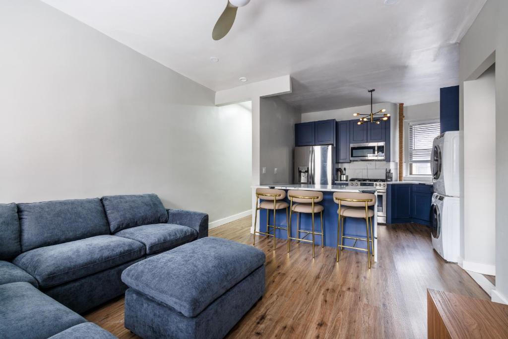 un salon avec un canapé et une cuisine dans l'établissement Ultimate Urban living at Centrally Located Apartments, à New York