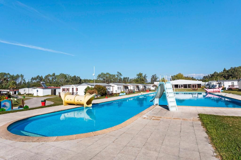 una gran piscina con un tobogán en un parque en Bungalow T3 I V- 15 Min From Nazaré, en Pataias
