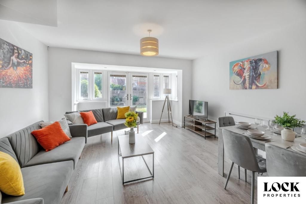 a living room with a couch and a table at Family & Contractor Friendly 3 bed house Sleeps 8 in Maidenhead in Maidenhead