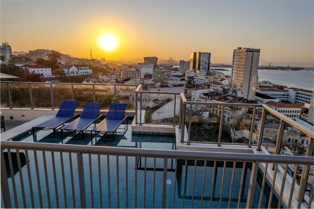 d'un balcon avec des chaises et une vue sur la ville. dans l'établissement Luggo Mauá - Rio de Janeiro, à Rio de Janeiro