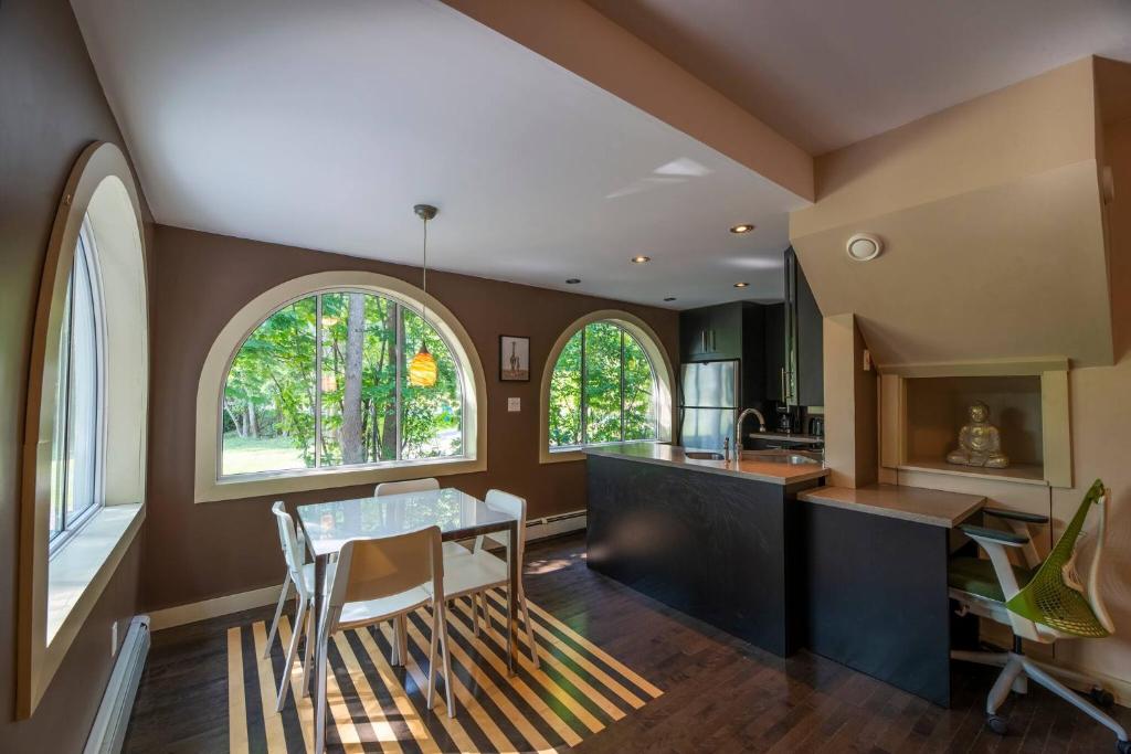 Kuchyň nebo kuchyňský kout v ubytování Stylish 1 bedroom ap in downtown