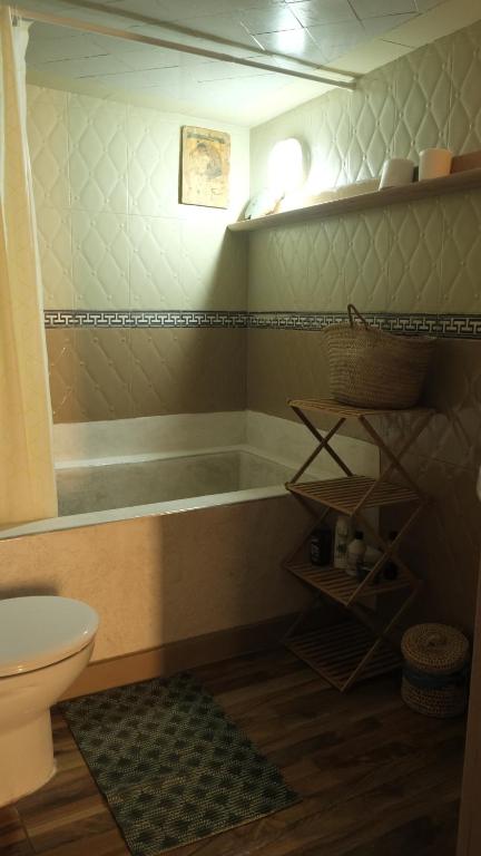 y baño con bañera y aseo. en The FlowHost, en Tamraght Ouzdar
