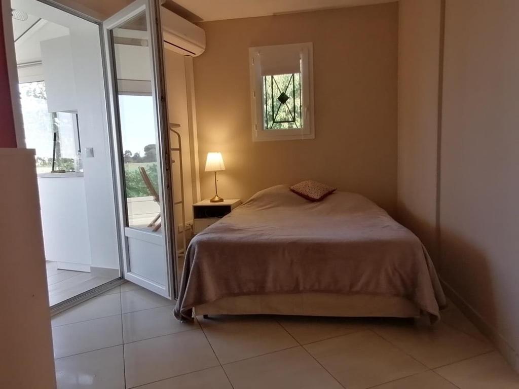 una camera con un letto accanto a una porta scorrevole in vetro di Gîte Bouconne Pibrac a Pibrac