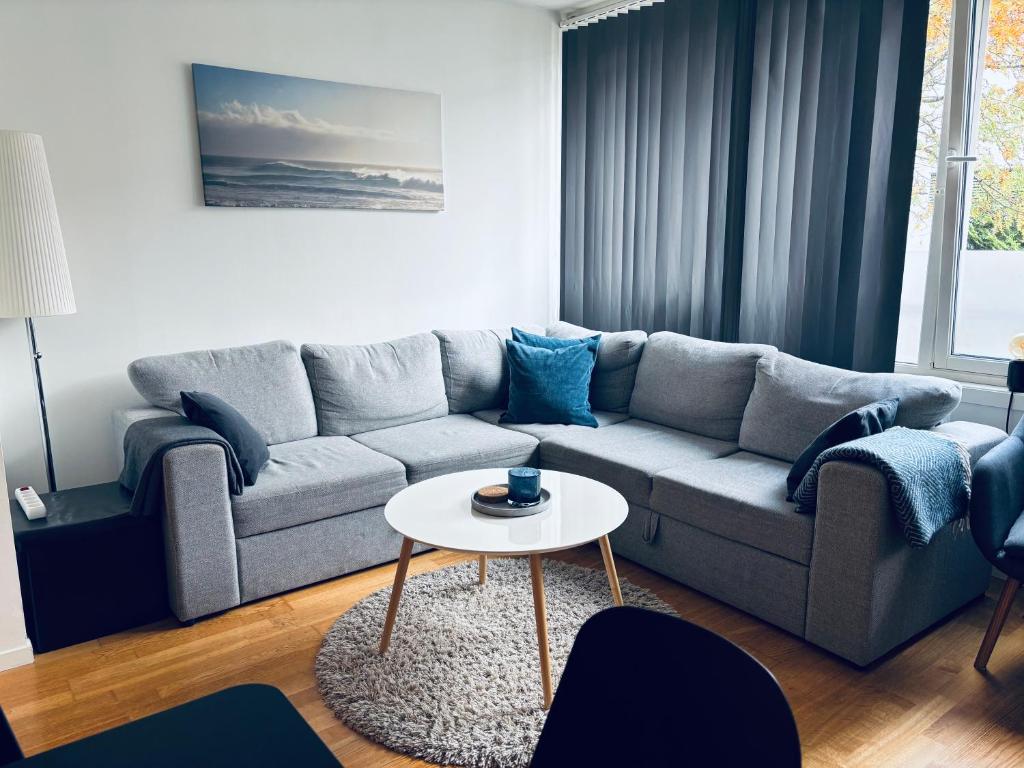 un salon avec un canapé et une table dans l'établissement Bergen Centrum Modern Apartment, à Bergen