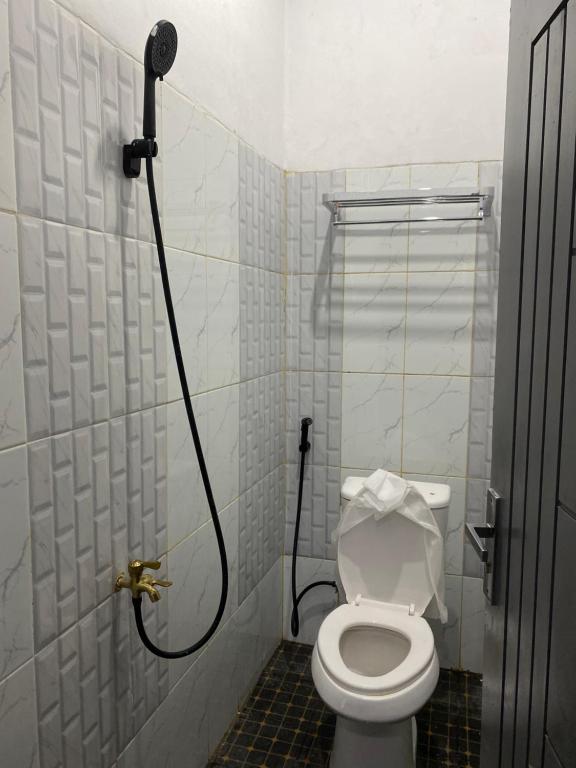 un bagno con doccia e WC al suo interno di Champrink Surfcamp a Wainapal