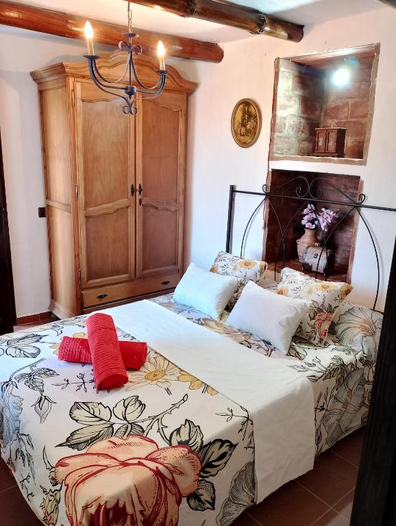 a bedroom with a bed in a room at Villa Mayxar in Almáchar
