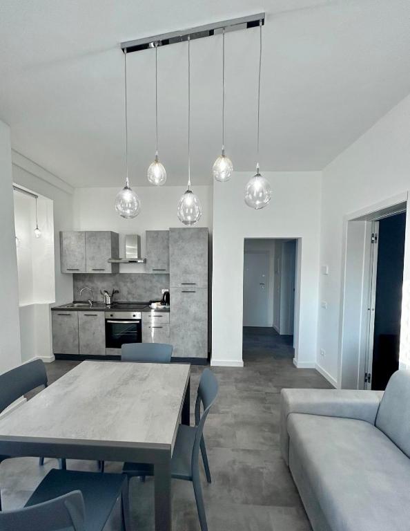 a living room with a table and a kitchen at De Mio's Apartment in Murano