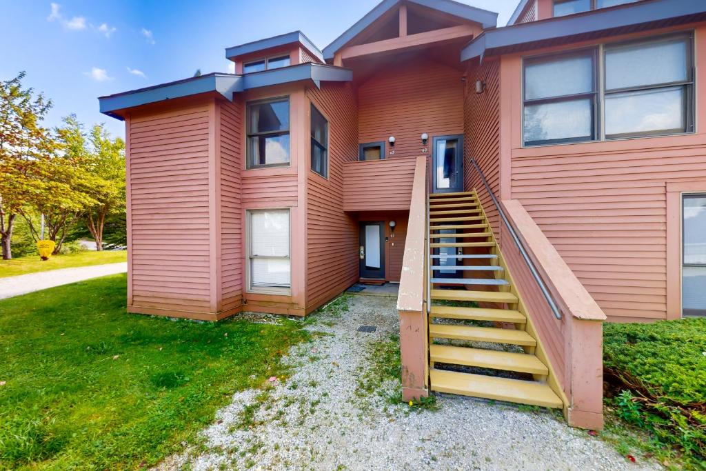 une maison avec un escalier qui y mène dans l'établissement Trail Creek 60, à Killington Village
