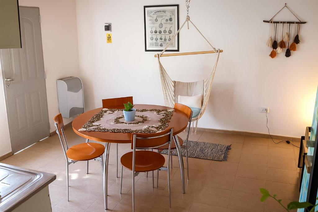 a dining room table and chairs in a room at Tem Kotenkesh Dpto Macatobiano 4 pax in El Calafate