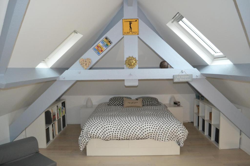 a bedroom with a bed in a attic with skylights at 3 Chambres pour 2 à 6 pers Paris Ouest B&B in Rueil-Malmaison