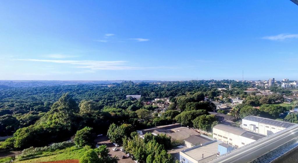 eine Aussicht über eine Stadt mit Bäumen und Gebäuden in der Unterkunft AP Vista do Parque in Cascavel