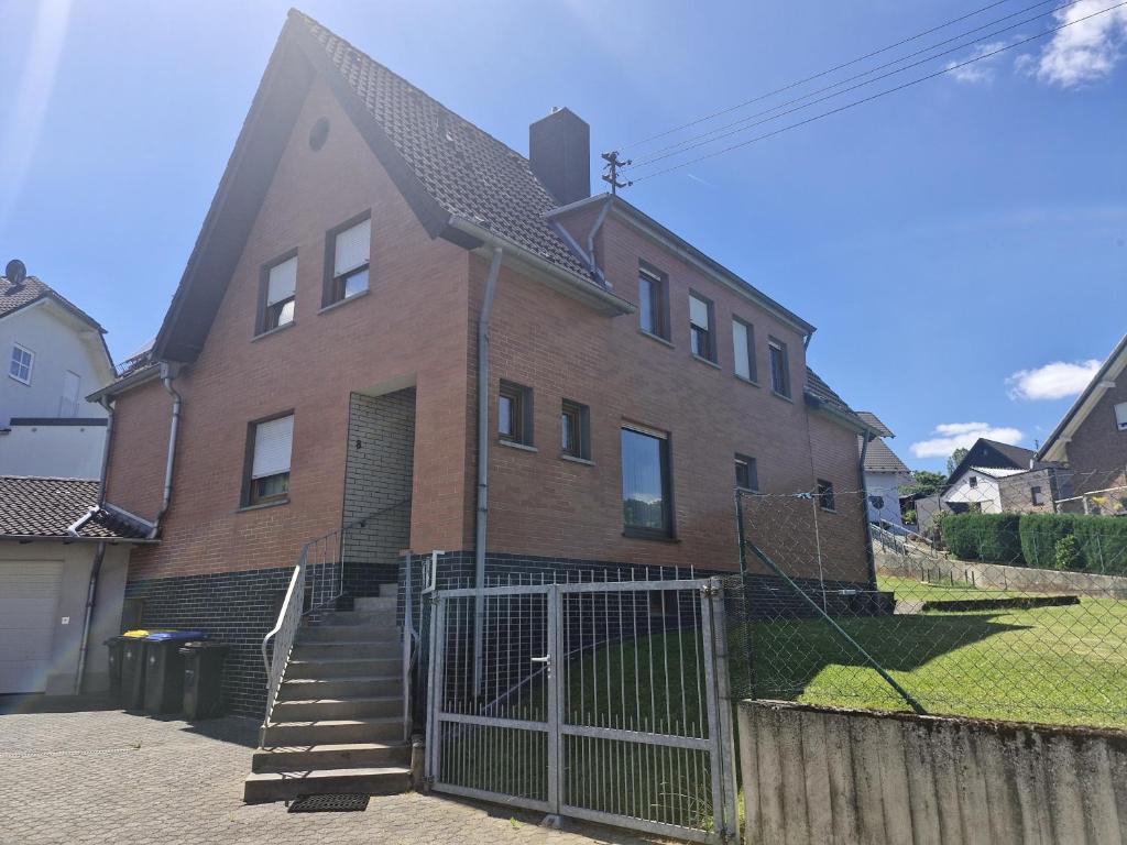 ceglany dom z bramą przed nim w obiekcie Gesamte Unterkunft Privatunterkunft in Bad Münstereifel, Deutschland w mieście Eicherscheid