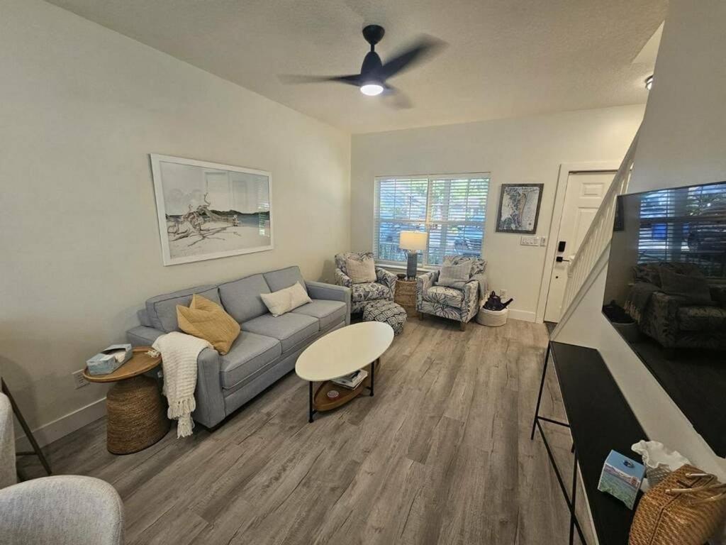 un soggiorno con un divano e un tavolo di 322 S, 5th Street Unit A townhouse a Fernandina Beach