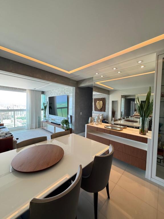 a kitchen and living room with a table and chairs at Cobertura dúplex frente mar in Vila Velha