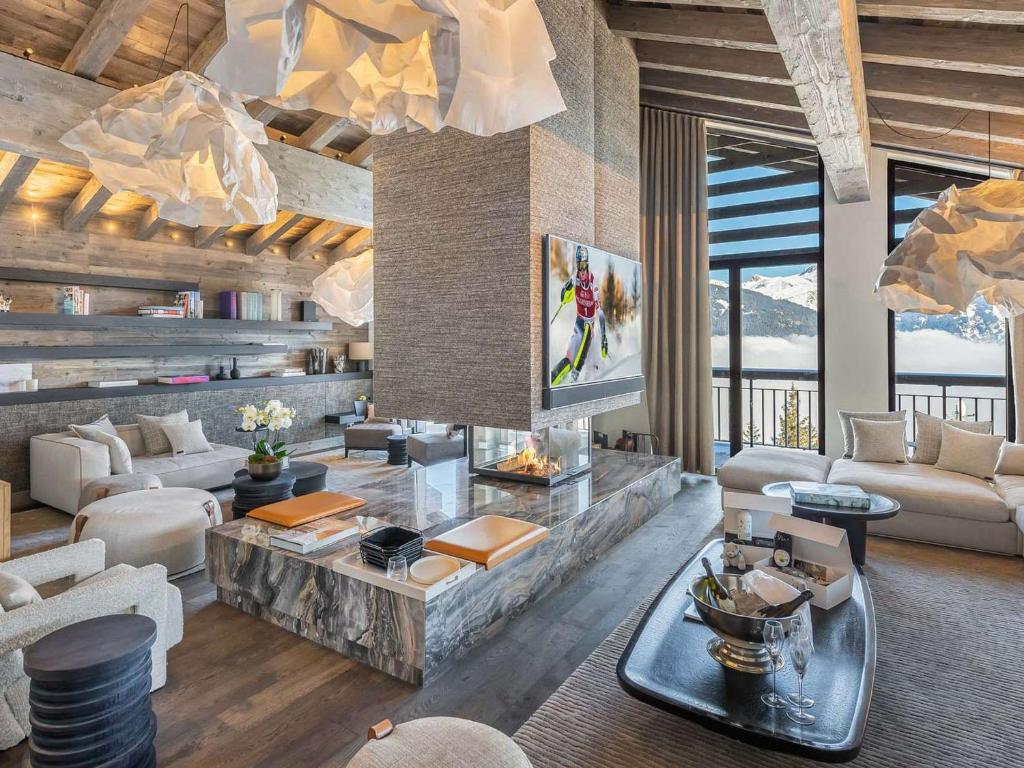 salon z kanapą i stołem w obiekcie Chalet luxueux à Courchevel avec piscine, cinéma, salle de sport et service complet - FR-1-562-71 w Courchevel