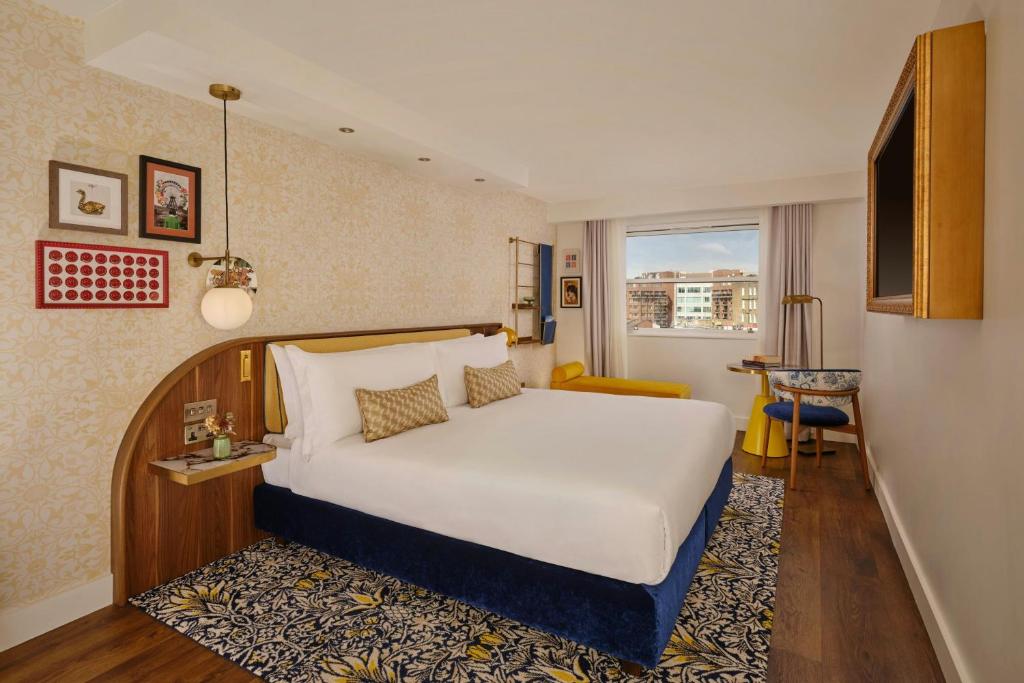 ロンドンにあるThe Cura Hotel Kensington, London, a Tribute Portfolio Hotelのベッドと窓のあるホテルの部屋