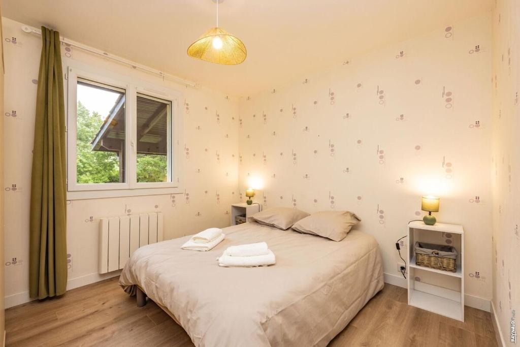 Un dormitorio con una cama grande y una ventana en La pause en Grésigne - Calme - Nature, en Castelnau-de-Montmiral