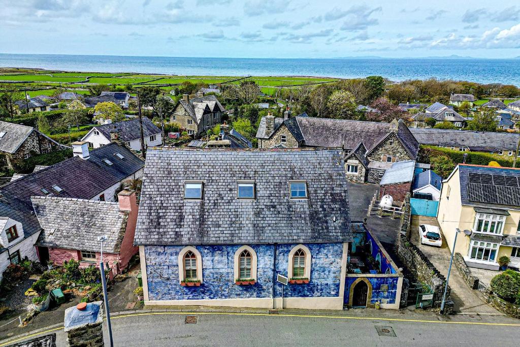 una vista aérea de una ciudad con una casa en Salem The Blue Chapel, en Llwyngwril