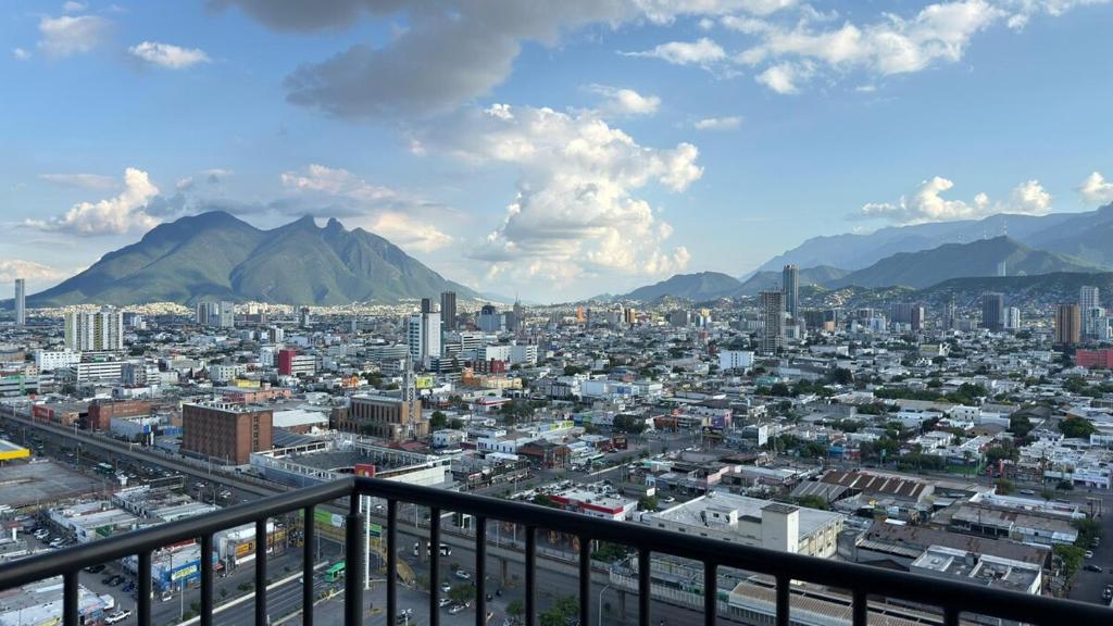 a view of a city with mountains in the background at Espectacular y exclusivo departamento en Monterrey in Monterrey