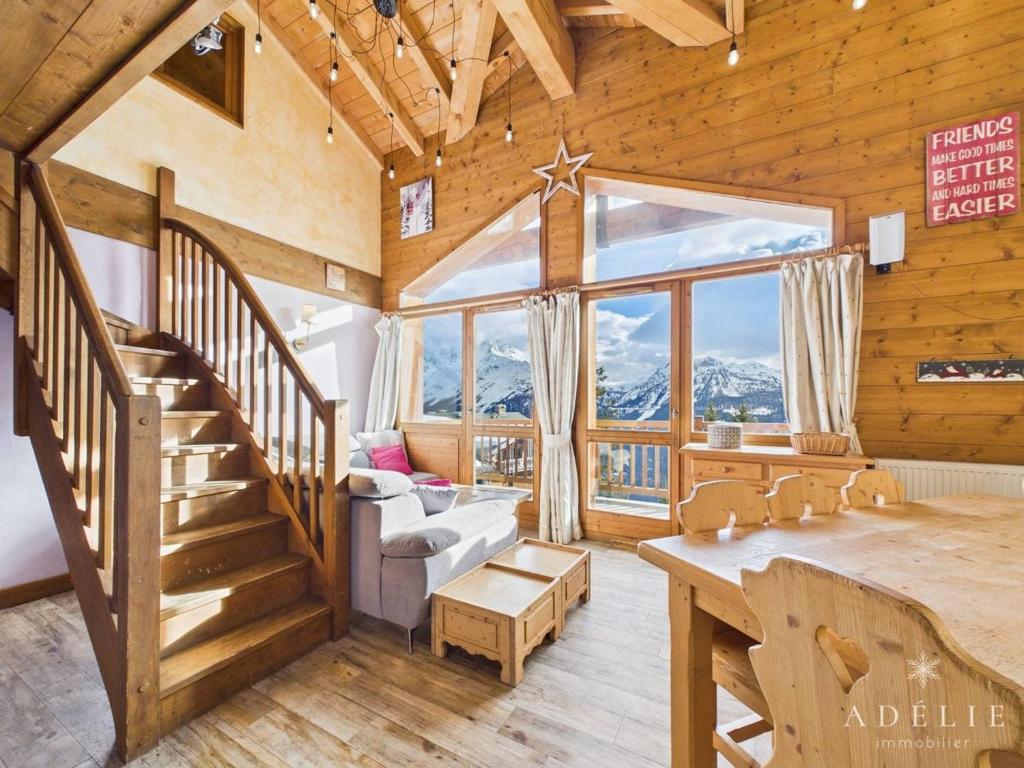 een kamer met een trap en een trappenhuis in een huis bij Chalet 4 pièces centre station, parking inclus - FR-1-398-591 in La Rosière