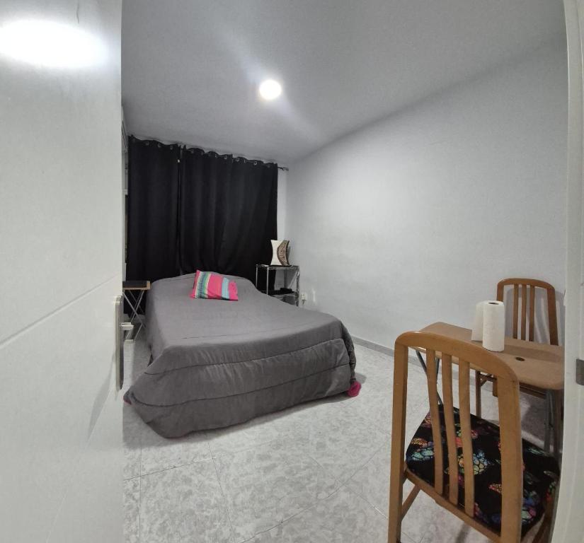 バレンシアにあるValencia Centro 3 compartidoのベッドとテーブルのある寝室