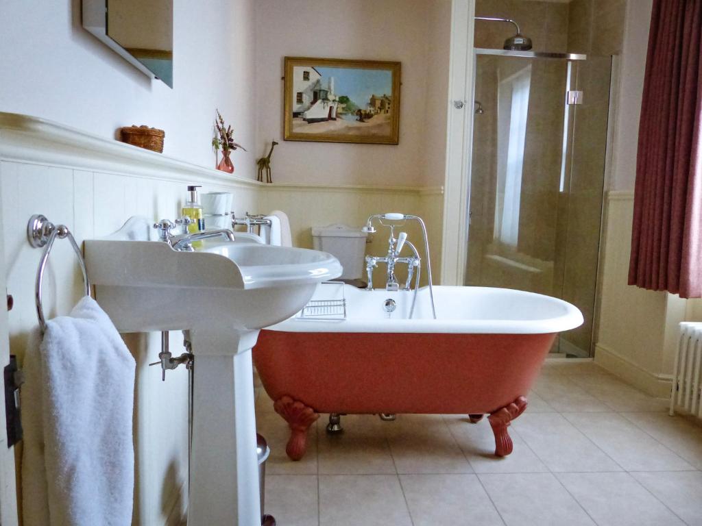 Uphill Manor Bed & Breakfast - Deluxe King Room
