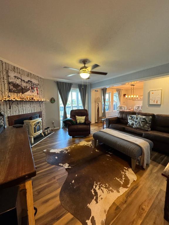 a living room with a couch and a table at Beech Mountain Getaway in Beech Mountain