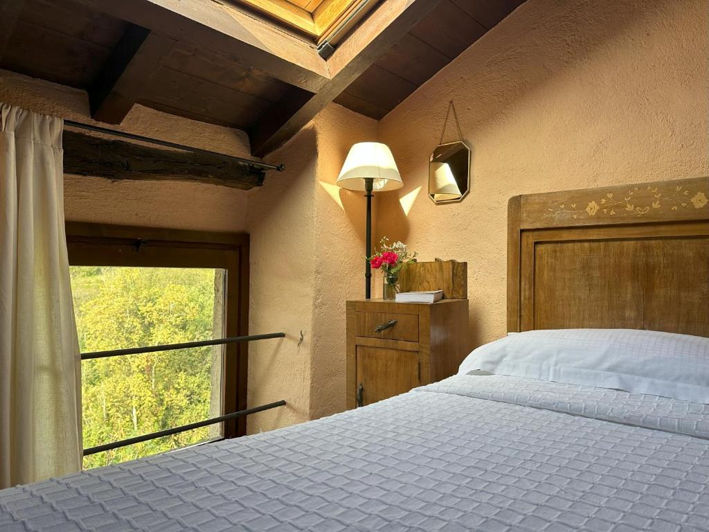 a bedroom with a large bed and a window at Agriturismo La Costa - Casa Vacanze in Perego