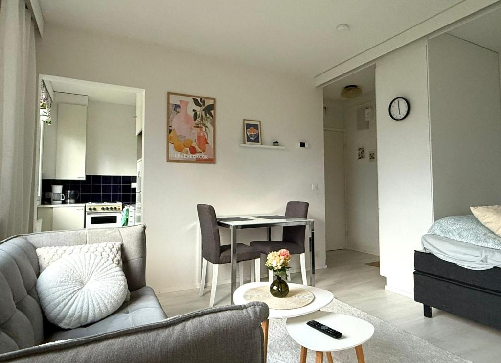 una sala de estar con un sofá y una mesa en Kaunis huoneisto Vuoksenniskalla, en Virasoja