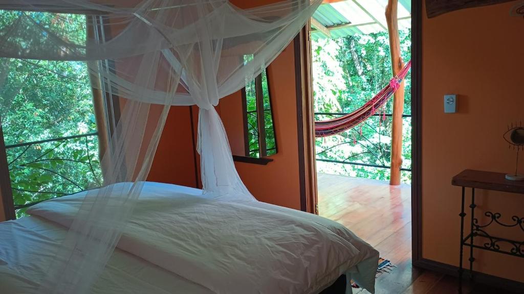 Ένα ή περισσότερα κρεβάτια σε δωμάτιο στο Jungle Hill Top House