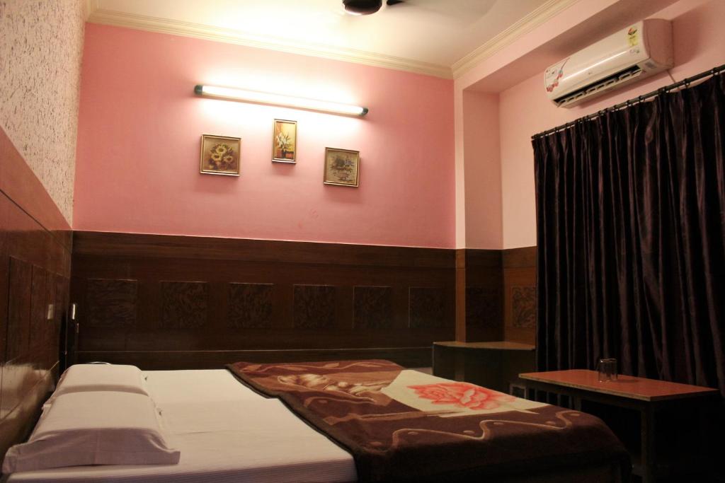 Postel nebo postele na pokoji v ubytování Hotel Ajay International