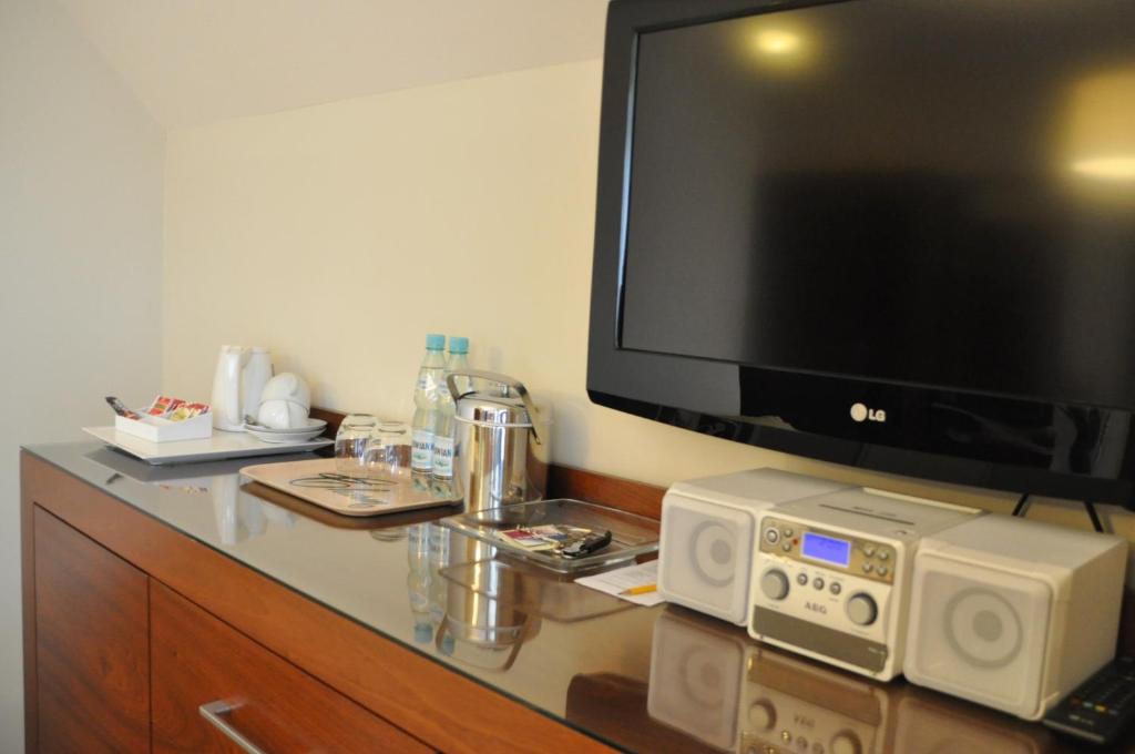 Televízia a/alebo spoločenská miestnosť v ubytovaní Hotel Atrium
