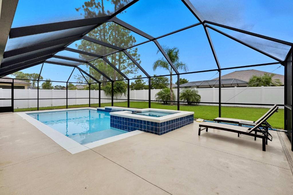 Πισίνα στο ή κοντά στο Luxury Heated Pool & Spa Fenced Yard & Beach Gear