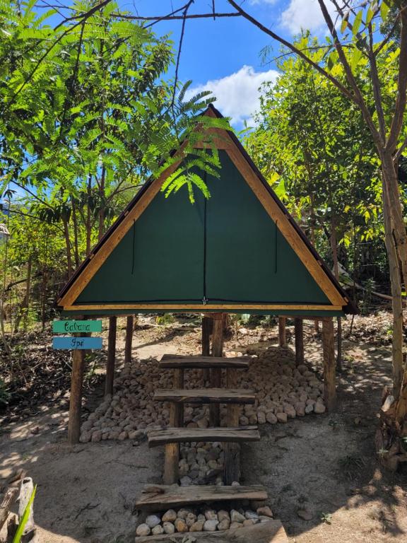 eine kleine Hütte mitten im Wald in der Unterkunft Cabana Ipê - Nosso Quintal Candeias in Conceição do Mato Dentro