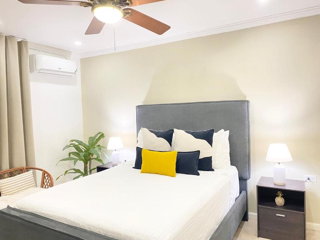 Ένα ή περισσότερα κρεβάτια σε δωμάτιο στο Vacay Suite Private Beach Access Gated Parking