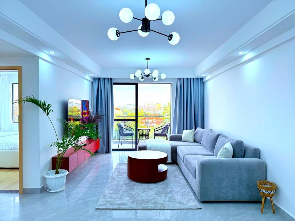 Ruang duduk di Spacious 2BR in Westlands With Pool, Gym and Rooftop views & Free breakfast