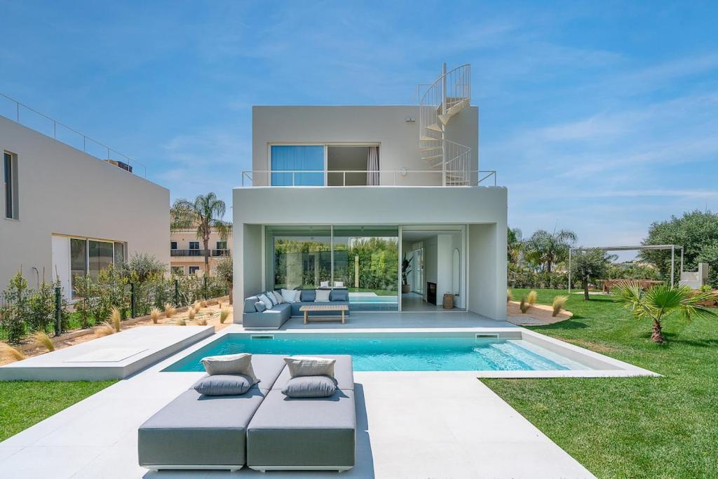 una villa con piscina y una casa en New Villa - Rooftop Jacuzzi & Sunset Views, en Santa Bárbara de Nexe
