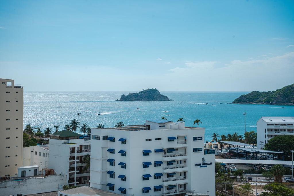 ein Blick auf das Meer von einem Gebäude aus in der Unterkunft Rodadero Gaira - Apto con piscina a 2 cuadras de la playa in Rodadero