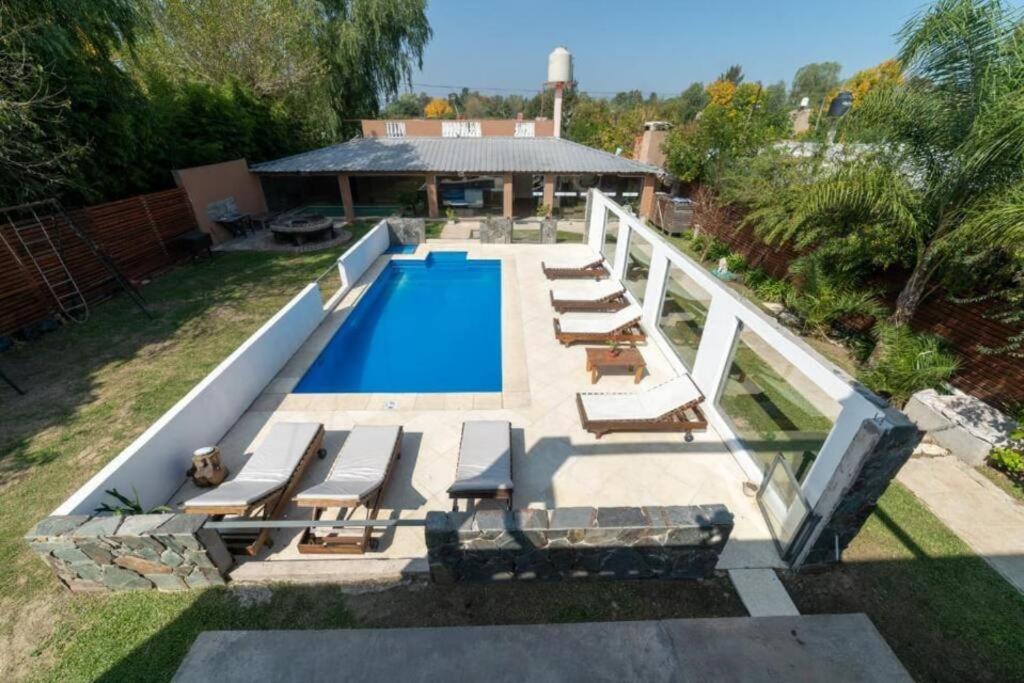 an overhead view of a swimming pool with loungers at Buenos Aires de Ezeiza Duplex- Piscinas- Playroom- Sauna in La Unión