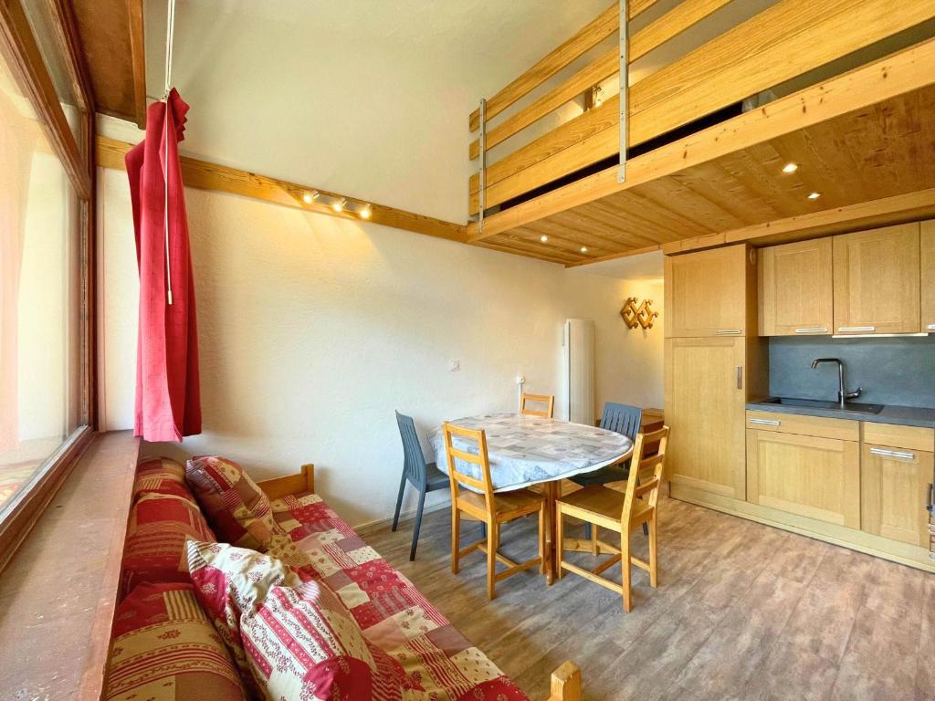 Appartement cosy à 50m des pistes, 2 pièces pour 6 personnes, balcon et services disponibles - FR-1-452-205