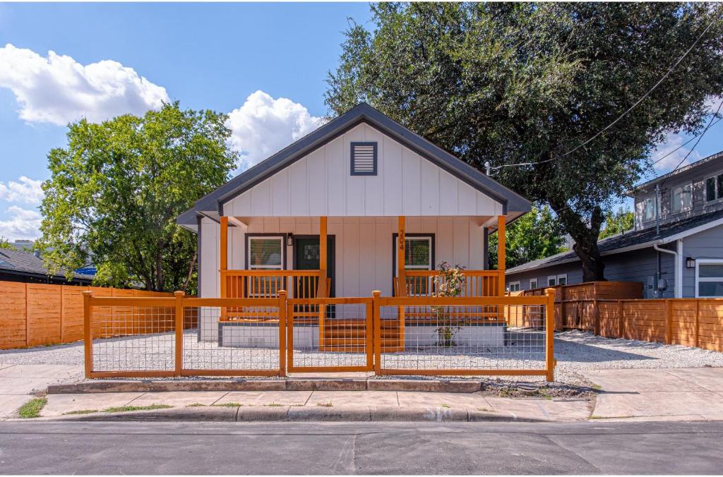 una pequeña casa con una valla delante de ella en Comfy and Happy Stays Near Riverwalk and Downtown, en San Antonio