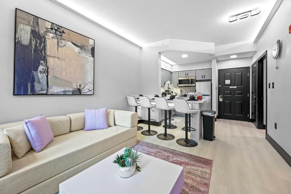 a living room with a couch and a kitchen at Family 1BR 2 Queen Beds Sofa Orlando in Orlando