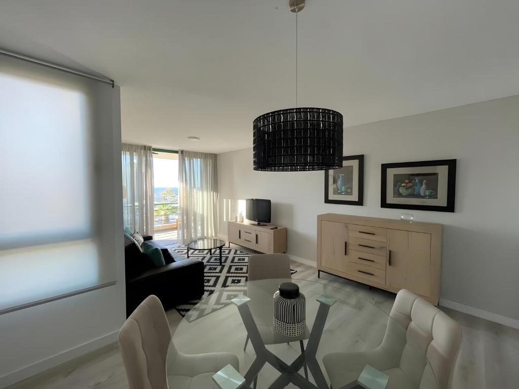 a living room with a couch and a table and chairs at Espectacular Y Amplio Las Américas in Playa de las Americas