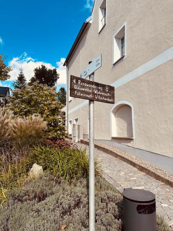 a street sign in front of a building at Ferienwohnung Naznhaus in Windischeschenbach