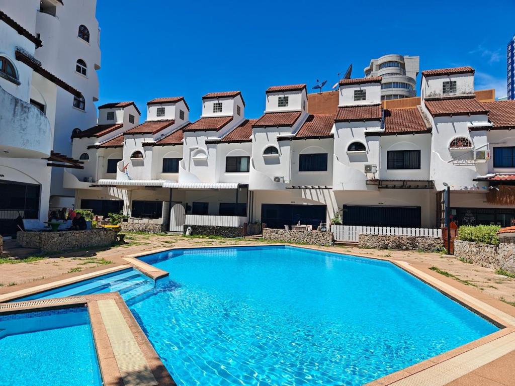 Bazén v ubytování 2BR house 300m to the beach nebo v jeho okolí
