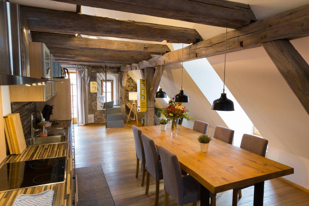 a kitchen and dining room with a wooden table and chairs at Ferienwohnung im Bortenmacherhaus in Neuburg an der Donau