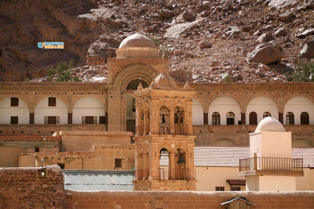カイロにあるSaint Catherine Campの山を背景にした古い建物